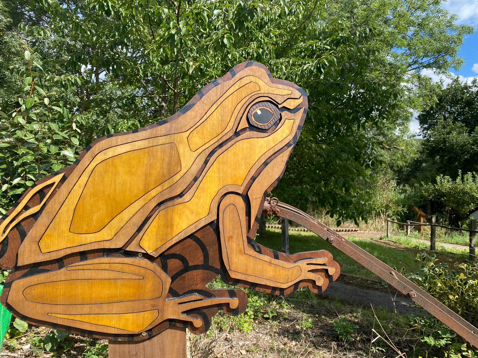 Common frog sculpture